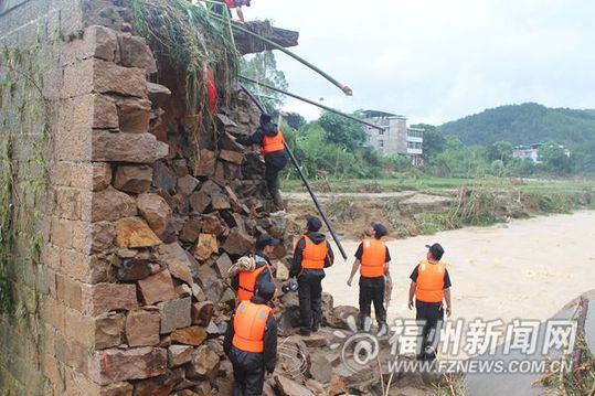 永泰公安局黨員先鋒隊：搶險救災現(xiàn)場，處處沖鋒在前