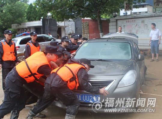 永泰公安局黨員先鋒隊：搶險救災(zāi)現(xiàn)場，處處沖鋒在前