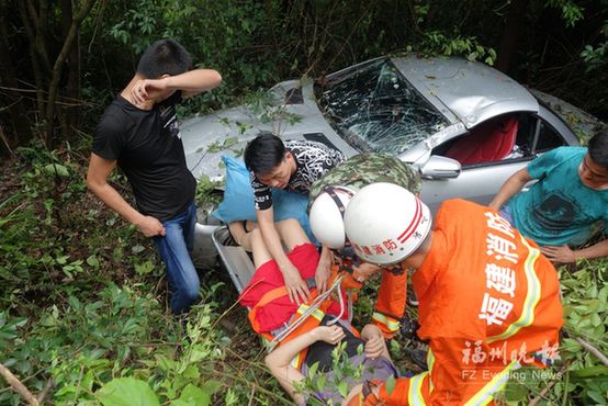 奔馳跑車墜下鼓山山崖　女司機受驚失去行動能力