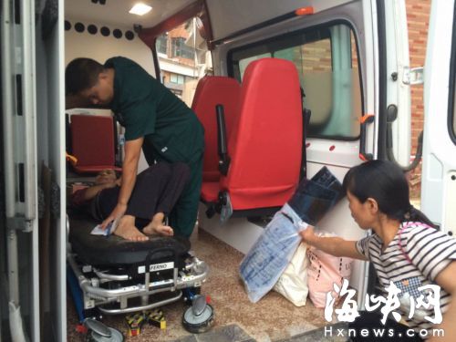閩清災區醫院被淹　醫護人員把救護車當“診室”