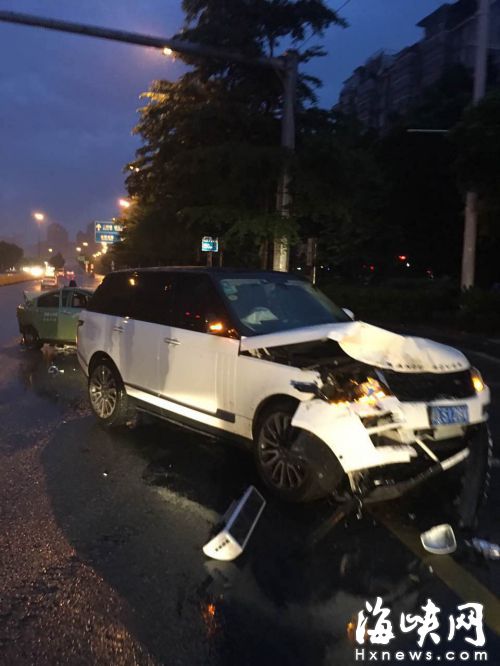 福州浦上大道路虎的士相撞 2名過路騎手不幸身亡