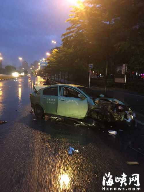 福州浦上大道路虎的士相撞 2名過路騎手不幸身亡
