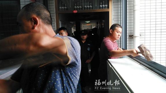 中聯(lián)水岸名居二次拆違　違建戶以“跳樓”相威脅