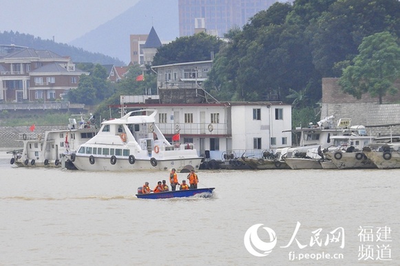 海事人員冒雨搜尋落水戰(zhàn)士：一直持續(xù)到找到為止