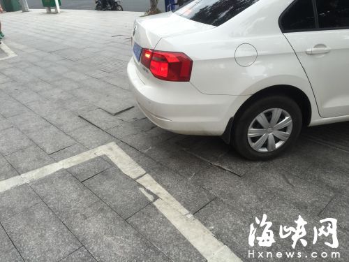 福州一人行道被私劃停車位　剛修好半年就成爛路