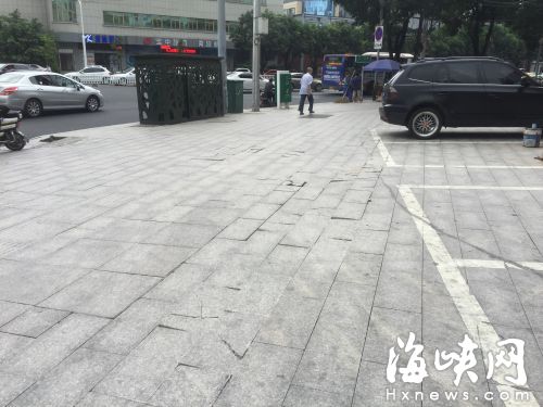 福州一人行道被私劃停車位　剛修好半年就成爛路