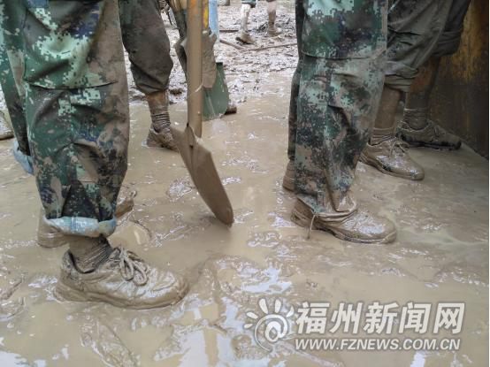 清淤戰士在泥潭中摸出財物　歸還失主獲群眾盛贊