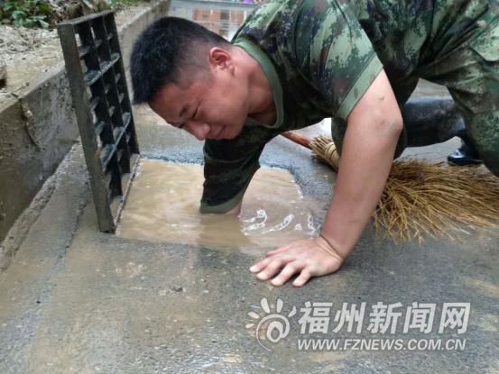 清淤戰士在泥潭中摸出財物　歸還失主獲群眾盛贊