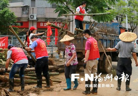 救災(zāi)一線志愿者在行動(dòng)　災(zāi)區(qū)仍缺乏物資和志愿者