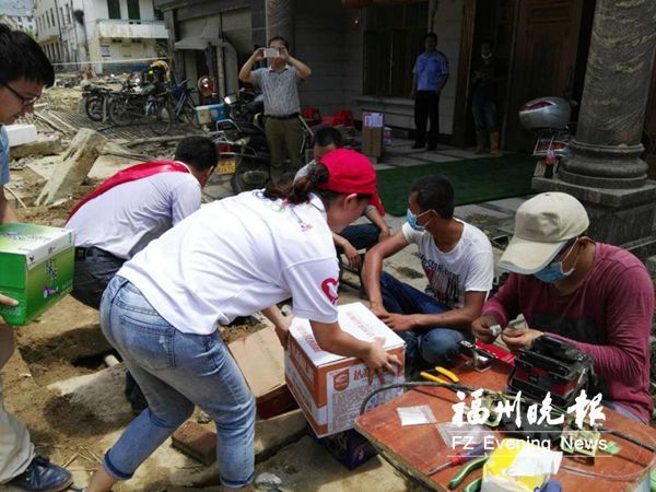 志愿者出錢出力采購急需物資送給災民和救災人員