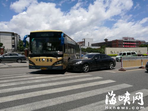 福州百萬保時捷與公交相撞一地碎片　公交負全責