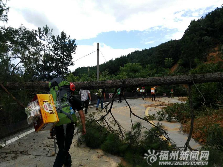 省山地救援隊進(jìn)閩清三溪鄉(xiāng) 背救災(zāi)物資徒步3小時