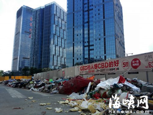 福州祥坂路兩側垃圾堆積上百米　空氣中飄腐臭味