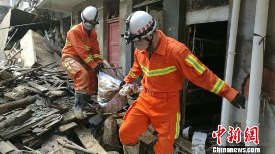 福州消防官兵持續奮戰助“尼伯特”災區閩清災后重建