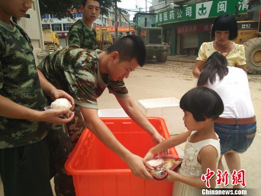 消防官兵持續奮戰助“尼伯特”災區閩清災后重建
