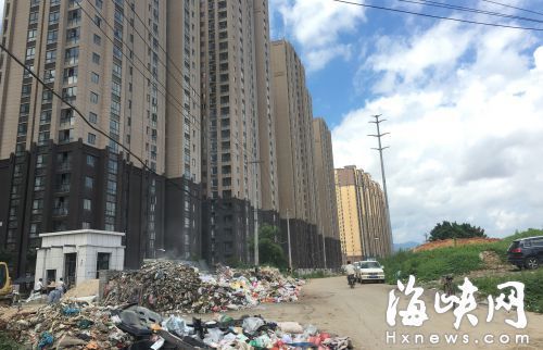 雙湖新城大門前的北園路，被垃圾占據 