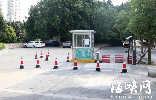 光明港公園出現了個新的停車場，來此活動的市民感到不便