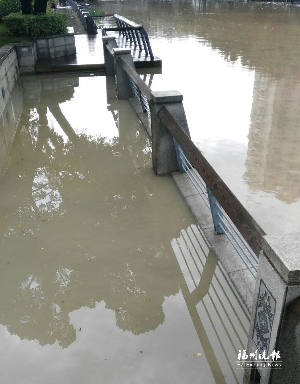 榕暴雨致多條路段積水嚴重　奧體中心廣場遭雷擊