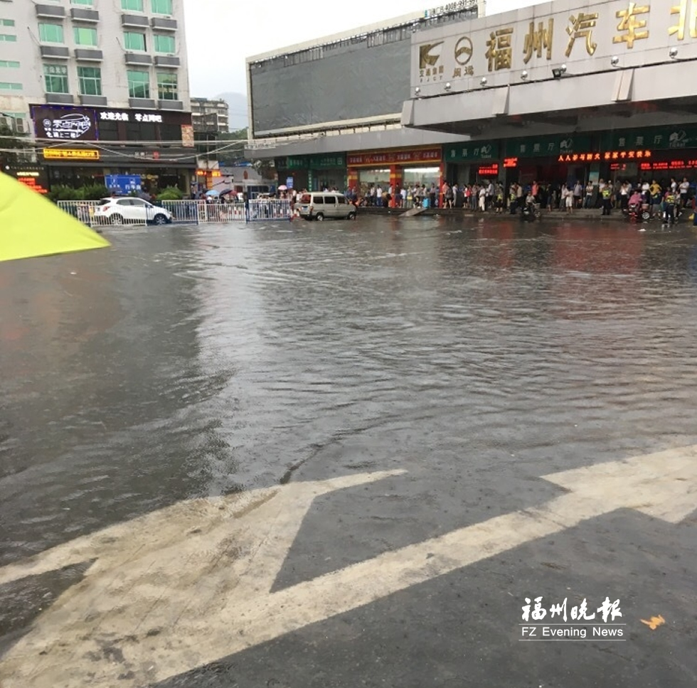 榕暴雨致多條路段積水嚴重 奧體中心廣場遭雷擊