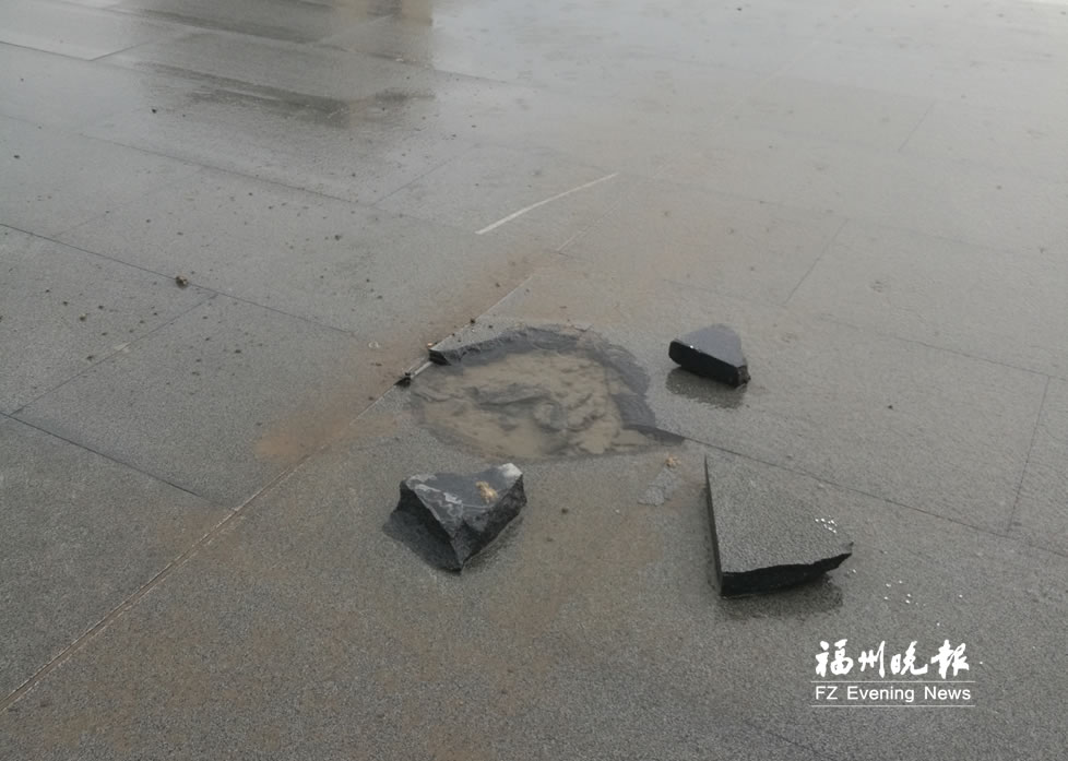 榕暴雨致多條路段積水嚴重 奧體中心廣場遭雷擊