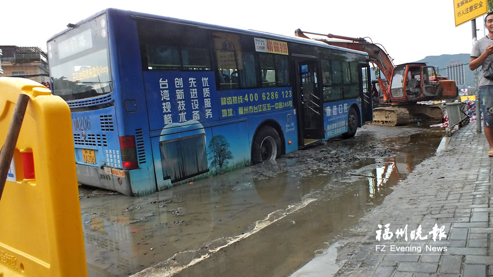 榕暴雨致多條路段積水嚴重 奧體中心廣場遭雷擊