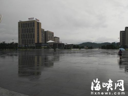 廣場的平地上被雷擊中，讓人覺得匪夷所思