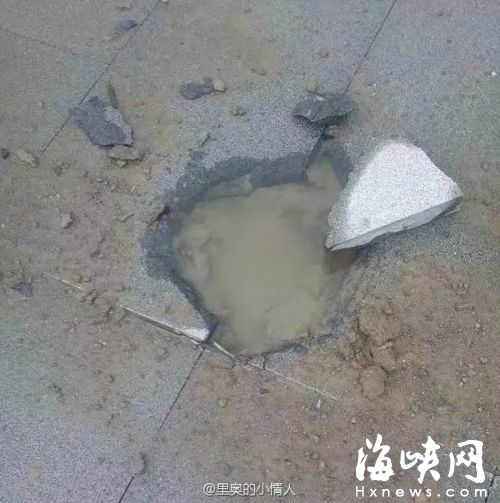 雷電將大理石地磚炸出一個窟窿