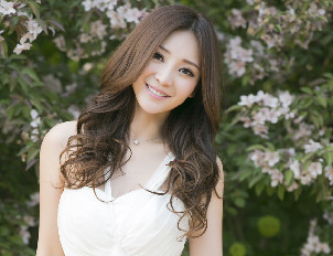 組圖：柳巖櫻唇微啟眉若細柳 白裙純美氣質優雅