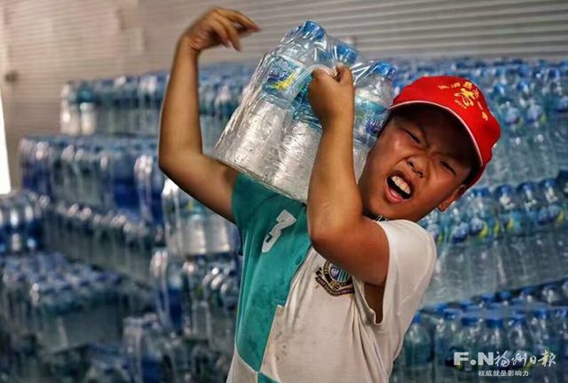 抗洪救災最小志愿者：用自己的力量去幫困難的人