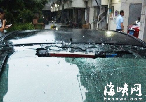 光明花園小區剛停好車　樓上窗臺水泥脫落砸車頂