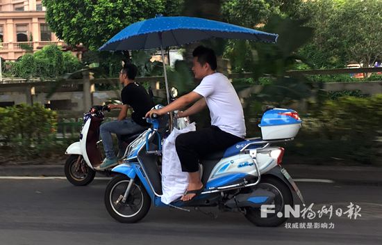 電動車加裝遮陽傘亂象“井噴”　交警：極具危險