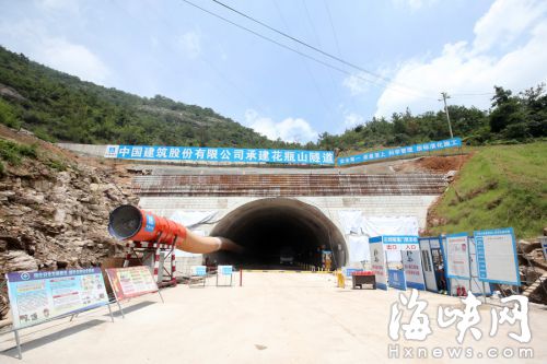 圖為花瓶山隧道口。隧道通車后，福州城區(qū)至瑯岐將縮至20分鐘