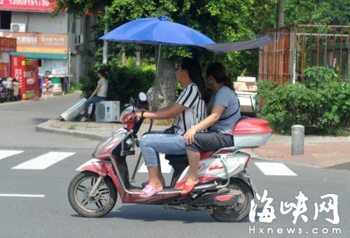 傘柄固定在電動車前部