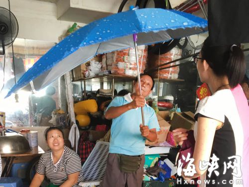 記者暗訪電動車配件店，店主推銷“車傘”