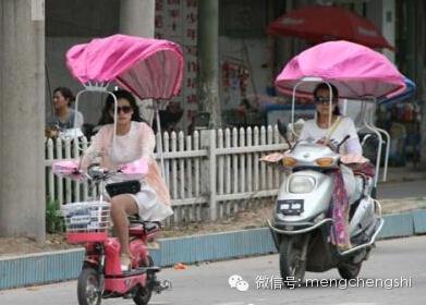 遮陽傘可左右收放（網友供圖）