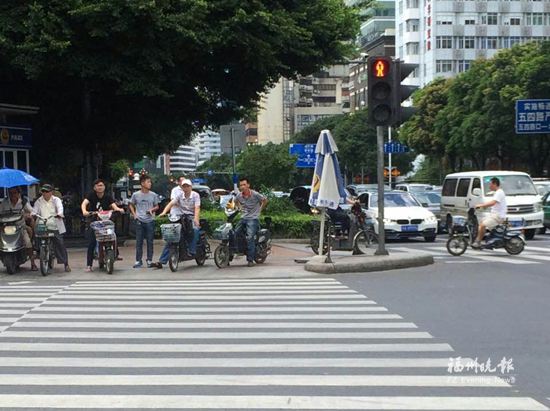 安全島遮陽傘“暑不張蓋”　行人過街受暴曬之苦