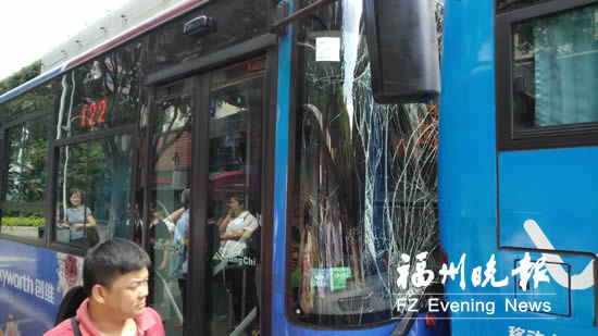 2輛公交車進站剎車不及發生追尾 一名女乘客受傷