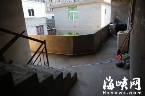 案發的出租房，門口放洗衣機的為死者阿玉的租屋，樓梯口的租屋為嫌疑人王某富的