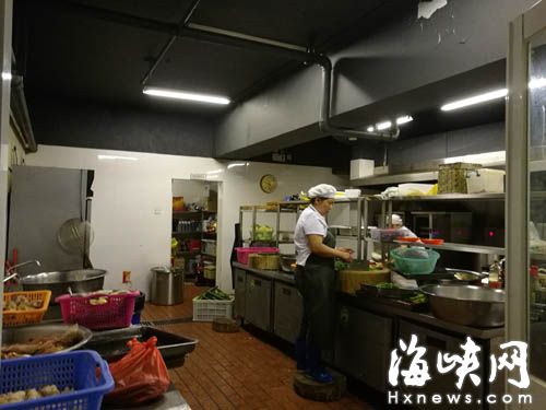車庫內還建起了廚房