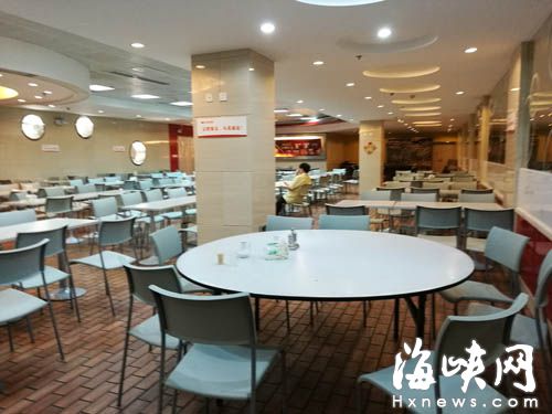 地下車庫內建起的食堂擺滿桌椅，跟一般餐館幾乎沒有區別
