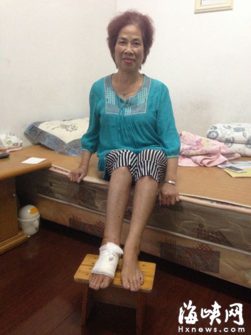 出院后的吳依姆，受腳傷影響，仍行動不便