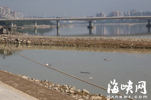 浮球可以攔截垃圾，便于公園方清理