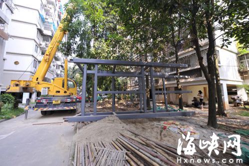 福州金牛山高校住宅小區(qū)裝電梯　工人毀了綠化帶