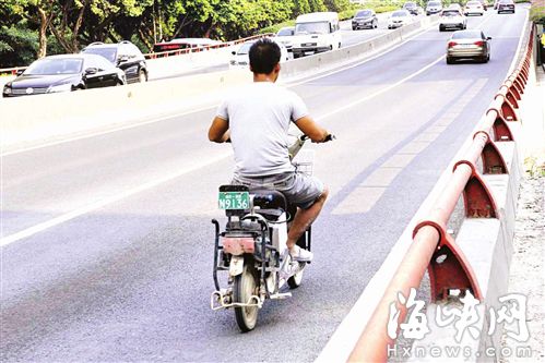 記者昨走訪二環多個高架橋，都發現電動車闖禁行