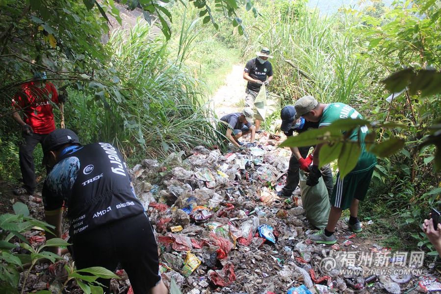百余位志愿者走進(jìn)閩侯大青坑 清出垃圾近4噸(圖)