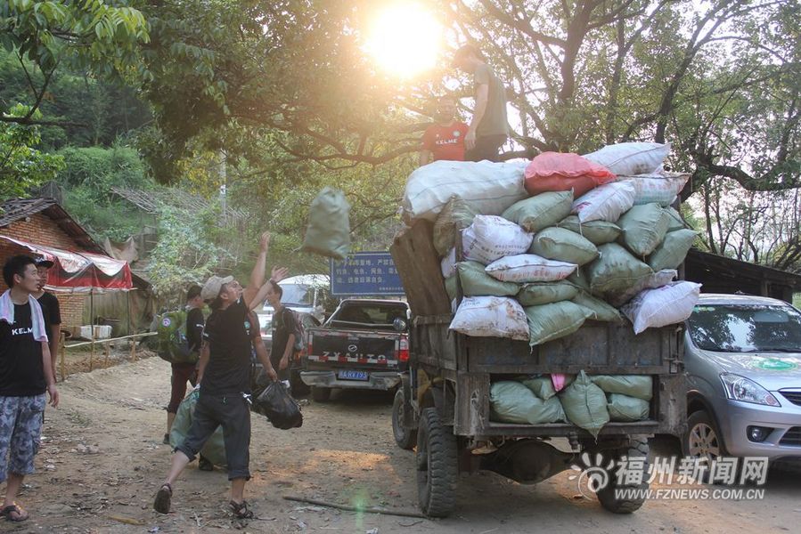 百余位志愿者走進閩侯大青坑 清出垃圾近4噸(圖)