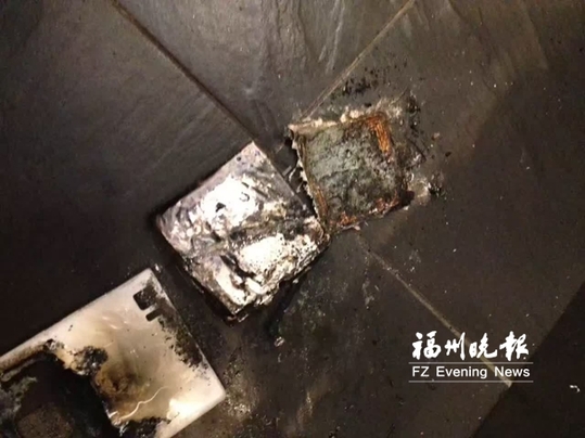 小米3手機自燃 女孩牛仔褲口袋被燒破食指被燙傷