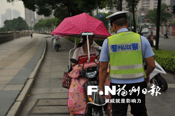 榕專項(xiàng)整治電動(dòng)車非法加裝遮陽傘 一周拆500多頂