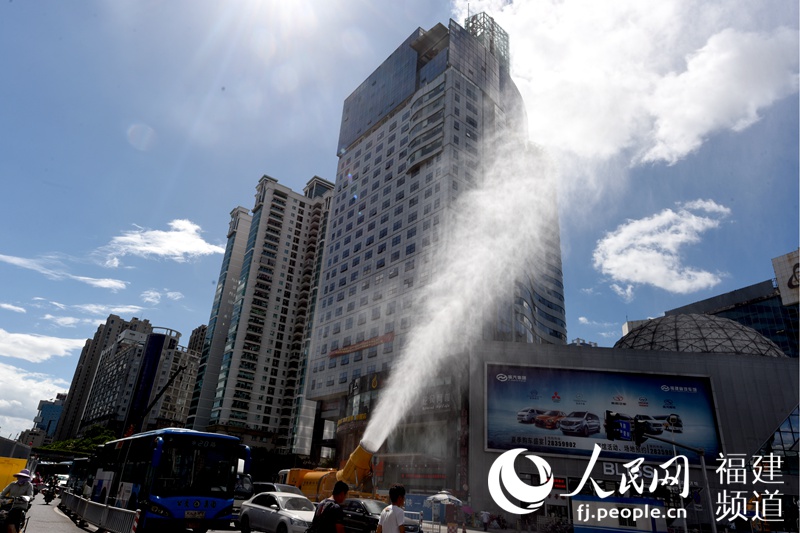 閩持續(xù)高溫局部超39℃　福州市區(qū)降塵車來(lái)回穿行