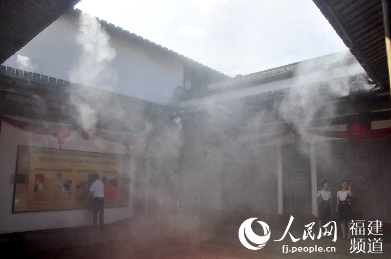 閩持續(xù)高溫局部超39℃　福州市區(qū)降塵車來(lái)回穿行